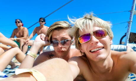 無恥的 Max Carter、Luke Allen 和 Kyle Ross 在泳池邊進行熱辣三人肛交