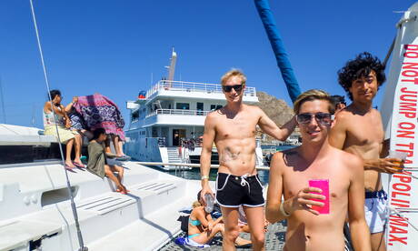 無恥的 Max Carter、Luke Allen 和 Kyle Ross 在泳池邊進行熱辣三人肛交