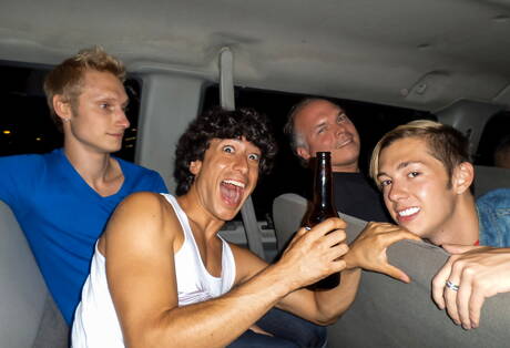 無恥的 Max Carter、Luke Allen 和 Kyle Ross 在泳池邊進行熱辣三人肛交