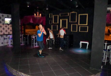 無恥的 Max Carter、Luke Allen 和 Kyle Ross 在泳池邊進行熱辣三人肛交