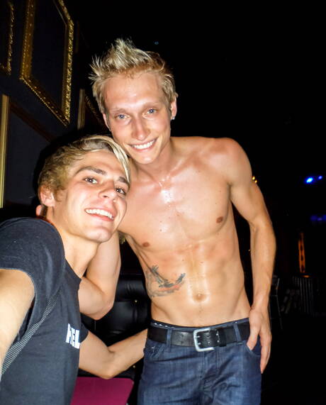 無恥的 Max Carter、Luke Allen 和 Kyle Ross 在泳池邊進行熱辣三人肛交