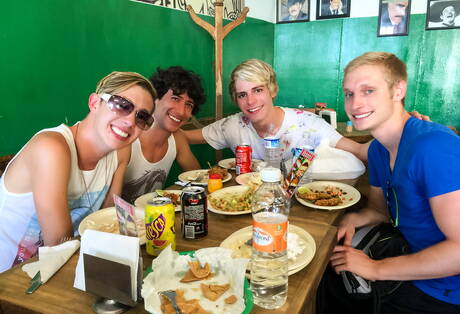 帥哥 Max Carter、Luke Allen 和 Kyle Ross 在泳池邊互相吸吮和做愛