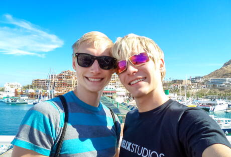 帥哥 Max Carter、Luke Allen 和 Kyle Ross 在泳池邊互相吸吮和做愛