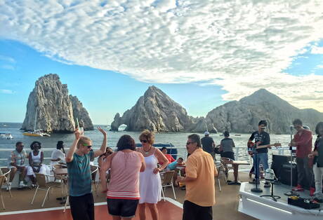 帥哥 Max Carter、Luke Allen 和 Kyle Ross 在泳池邊互相吸吮和做愛