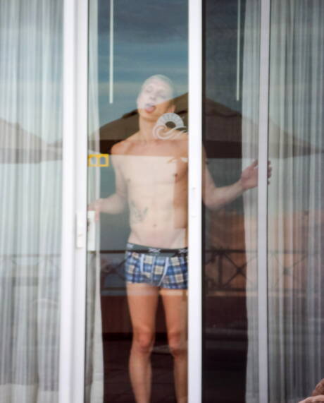 帥哥 Max Carter、Luke Allen 和 Kyle Ross 在泳池邊互相吸吮和做愛