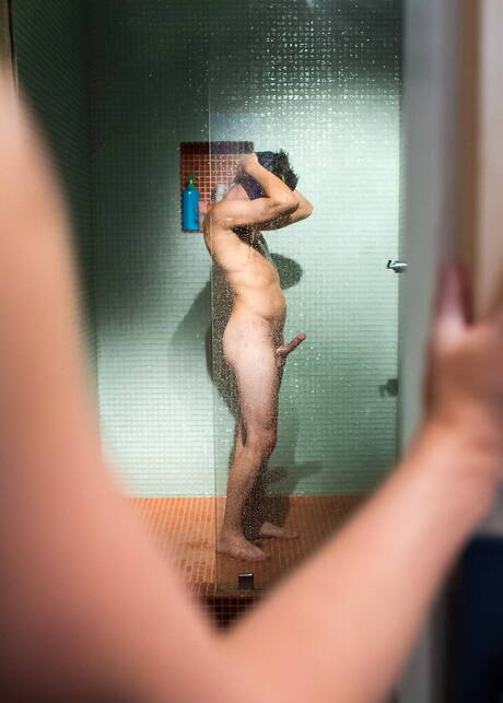 Deux mecs américains, le twink Troy Ryan et le beau mec Elliott Grey, ont une bonne relation sexuelle sous la douche