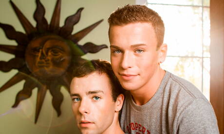 Amerykańskie gwiazdy piękny chłopak Oliver Hudson i gorący młodzieniec Brad Chase uprawiają dobry seks analny