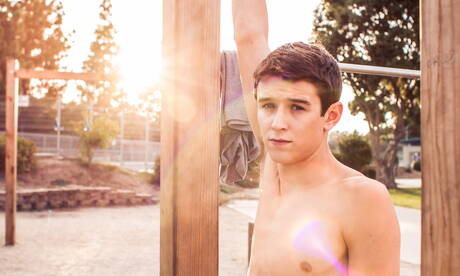 Twee Amerikaanse twinks Evan Parker en superstud Logan Cross hebben goede anale seks in de keuken