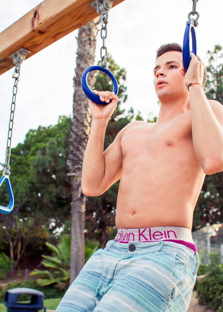 Deux mecs américains, le twink Evan Parker et le super étalon Logan Cross, ont une bonne sodomie dans la cuisine