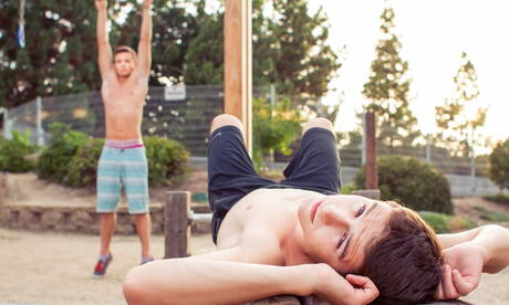 Deux mecs américains, le twink Evan Parker et le super étalon Logan Cross, ont une bonne sodomie dans la cuisine