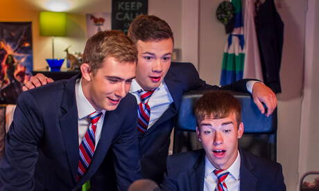 Kody Knight, Troy Ryan e Logan Cross in un bollente sesso a tre con sesso anale