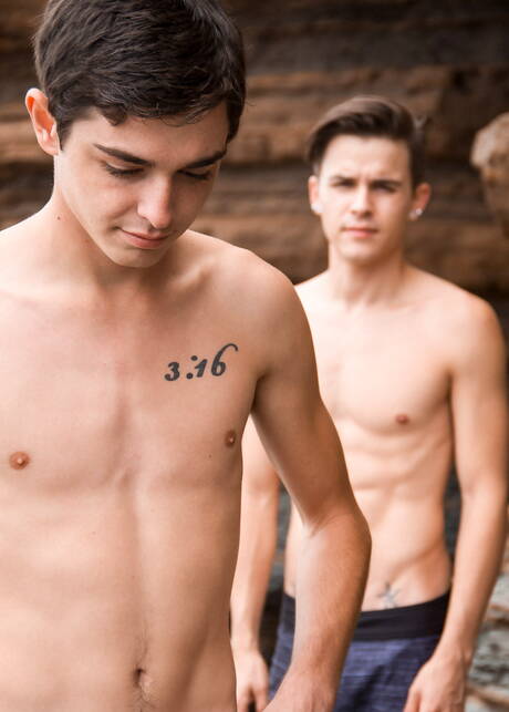 美國帥哥 Andy Taylor 和帥哥 Grayson Lange 在戶外上演熱辣情侶戲