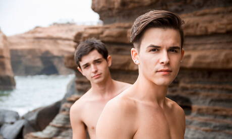 美國帥哥 Andy Taylor 和帥哥 Grayson Lange 在戶外上演熱辣情侶戲