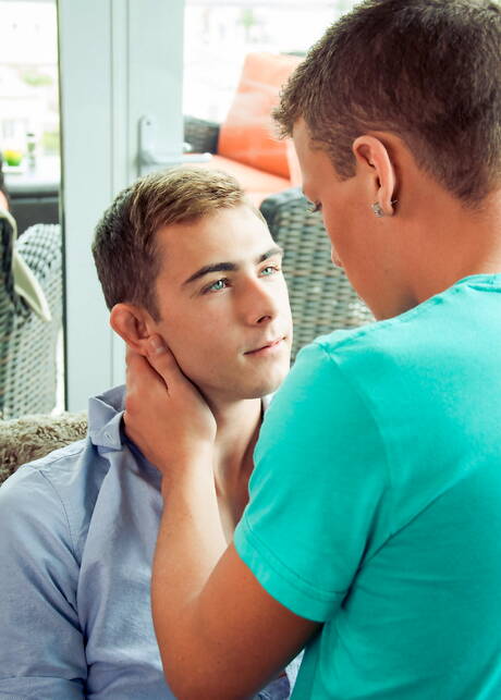 性感的美國帥哥 Kody Knight 和帥哥 Brad Chase 用拳交吸吮雞巴後操了他們的屁股