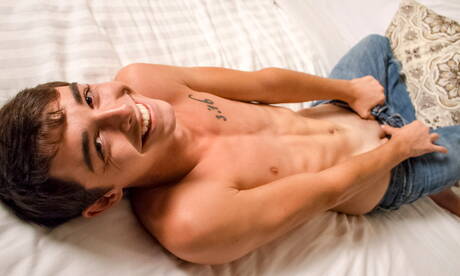 美國年輕人格雷森·蘭格玩弄雞巴