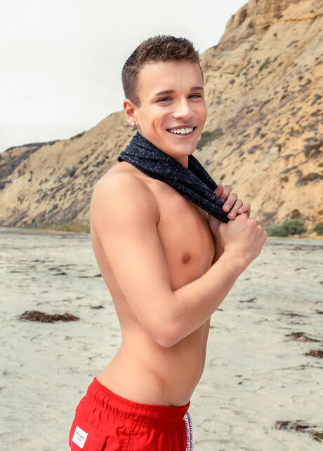 American beautiful boy Brad Chase jack off his dick on the beach