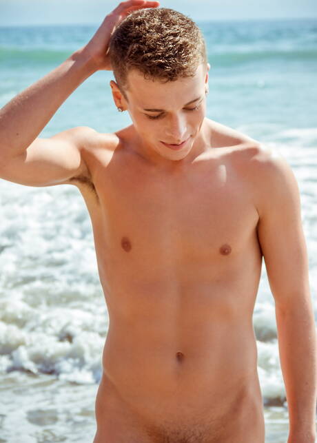 Amerykański piękny chłopak Brad Chase masturbuje się na plaży