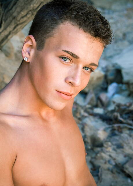 Amerykański piękny chłopak Brad Chase masturbuje się na plaży