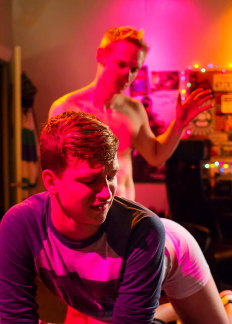 Dos chicos estadounidenses, el galán Max Carter y el guapo Bastian Hart, en una escena de azotes anales.