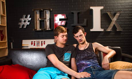 Due ragazzi americani, il twink Jasper Robinson e il bel ragazzo Bastian Hart, hanno una scena di coppia bollente