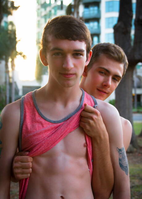 Amerikaanse knappe jongen Kody Knight en knappe kerel Benjamin Baker neuken elkaars kont nadat ze buiten een lul hebben gezogen