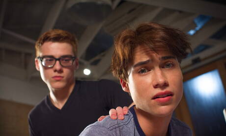 Heiße amerikanische Typen, der harte Kerl Blake Mitchell und der junge Typ Greco Rai bei einer Spanking-Session