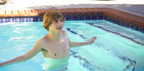 Los simpáticos chicos americanos Cooper Steel y el musculoso Blake Mitchell tienen un buen sexo anal en la piscina