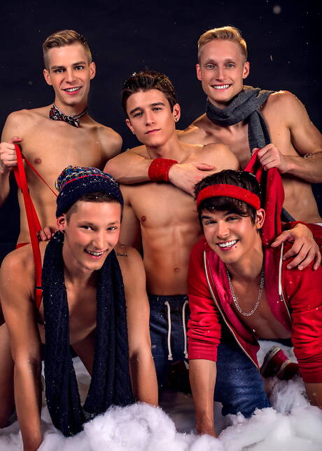 Max Carter, Kyle Ross, Evan Parker, Casey Tanner, Andy Taylor in un servizio fotografico sexy natalizio