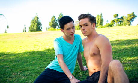 Hete Amerikaanse jongens, jonge kerel Davey Brooks en gespierde Lucas Knight in hete homoseksuele actie buiten