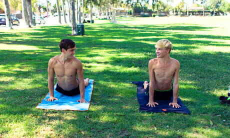 Pretty american boys beautiful boy Jessie Montgomery and twink Zac Stevens have anal sex outside