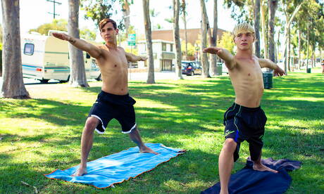 Les beaux garçons américains Jessie Montgomery et le minet Zac Stevens ont des relations sexuelles anales à l