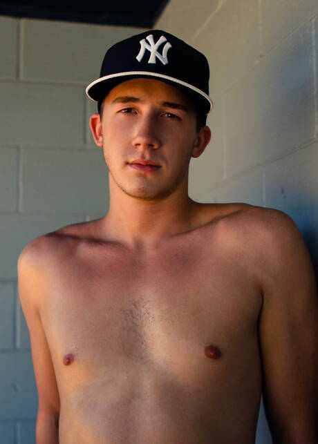 Amerikaanse knappe jongen Corbin Webber masturbeert