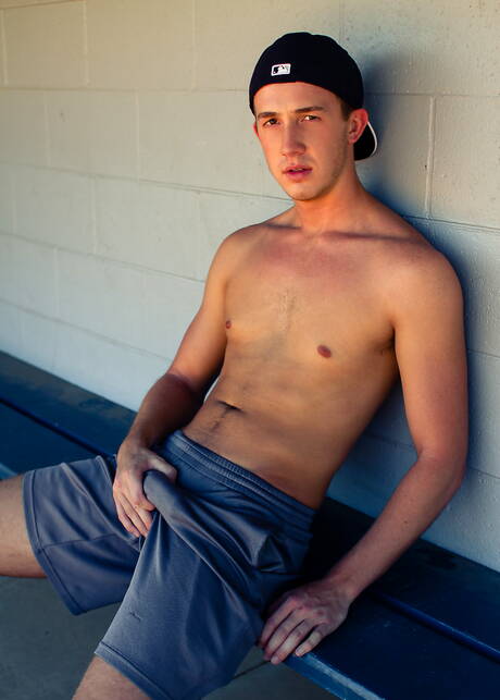 Amerikaanse knappe jongen Corbin Webber masturbeert