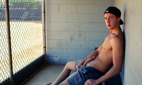 Amerikaanse knappe jongen Corbin Webber masturbeert