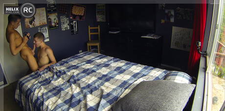 Les beaux mecs américains musclés Ian Levine et le jeune Dustin Gold dans une baise torride