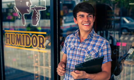 Deux mecs américains, le jeune Andy Taylor et le minet Davey Brooks, dans une sodomie torride en extérieur