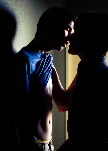 Deux mecs américains, le jeune Andy Taylor et le minet Davey Brooks, dans une sodomie torride en extérieur