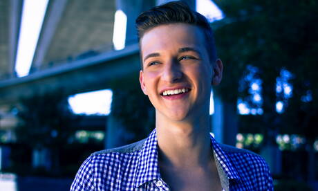 El joven estadounidense Bastian Hart se masturba al aire libre