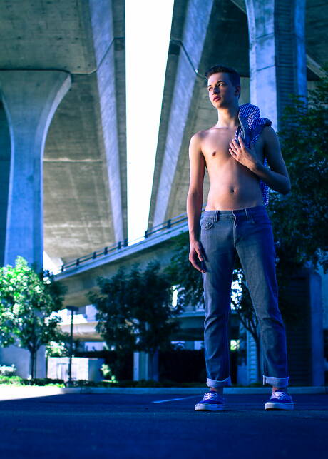 El joven estadounidense Bastian Hart se masturba al aire libre