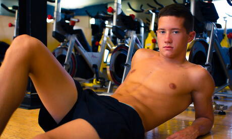 Tyler Hill, un Américain costaud, taquine avec un jouet