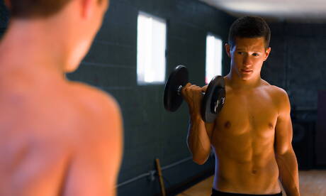 Tyler Hill, un Américain costaud, taquine avec un jouet