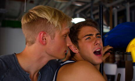 Les Américains chauds, le musclé Max Carter et le minet chaud Kody Knight ont une bonne fellation