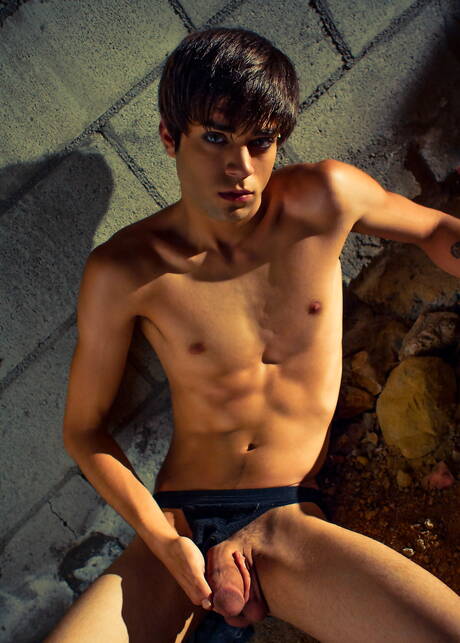 Le beau Damien Wolfe se branle la bite