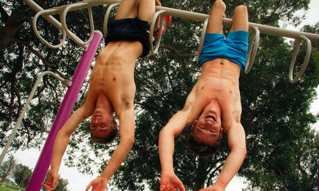 性感的美國人，性感的年輕人埃文·帕克和帥哥科迪·奈特在浴缸裡做愛