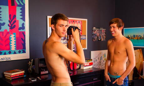 Il bel ragazzo americano Luke Allen e il giovane Kody Knight si scopano dopo un pompino