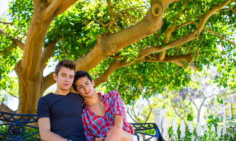 Twee Amerikaanse jongens, de jonge Evan Parker en de knappe twink Liam Riley, hebben een hete koppelscène buiten