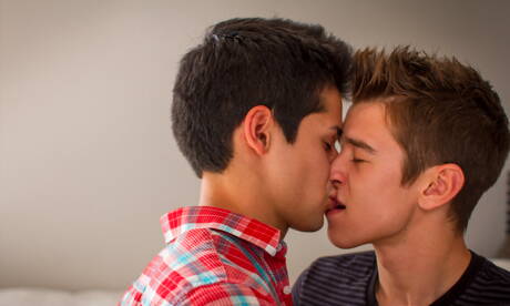 Twee Amerikaanse jongens, de jonge Evan Parker en de knappe twink Liam Riley, hebben een hete koppelscène buiten