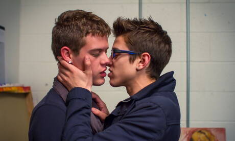 Les stars américaines, le beau garçon Evan Parker et le jeune garçon Alex Jordan ont une bonne relation sexuelle