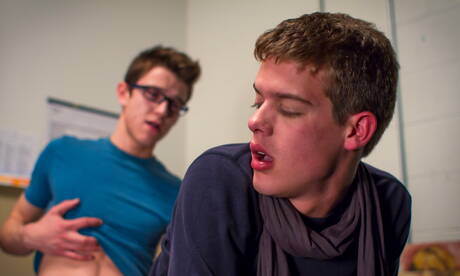 Les stars américaines, le beau garçon Evan Parker et le jeune garçon Alex Jordan ont une bonne relation sexuelle