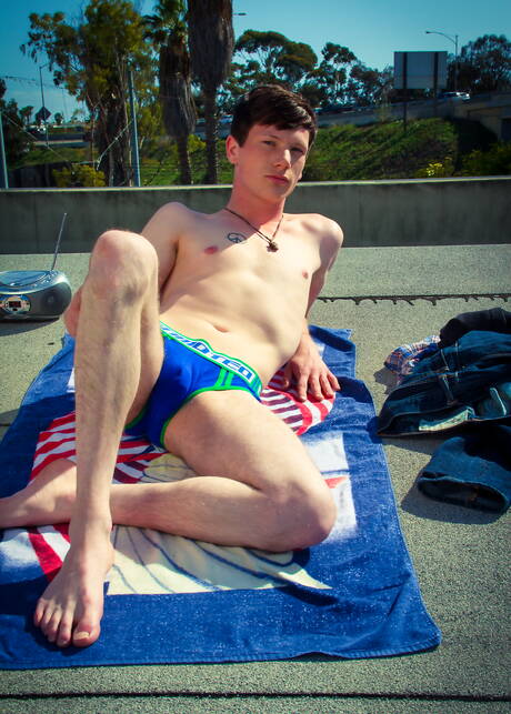 Der heiße amerikanische Twink Jessie Montgomery und der starke Mann Travis Walker lutschen und ficken sich gegenseitig im Freien